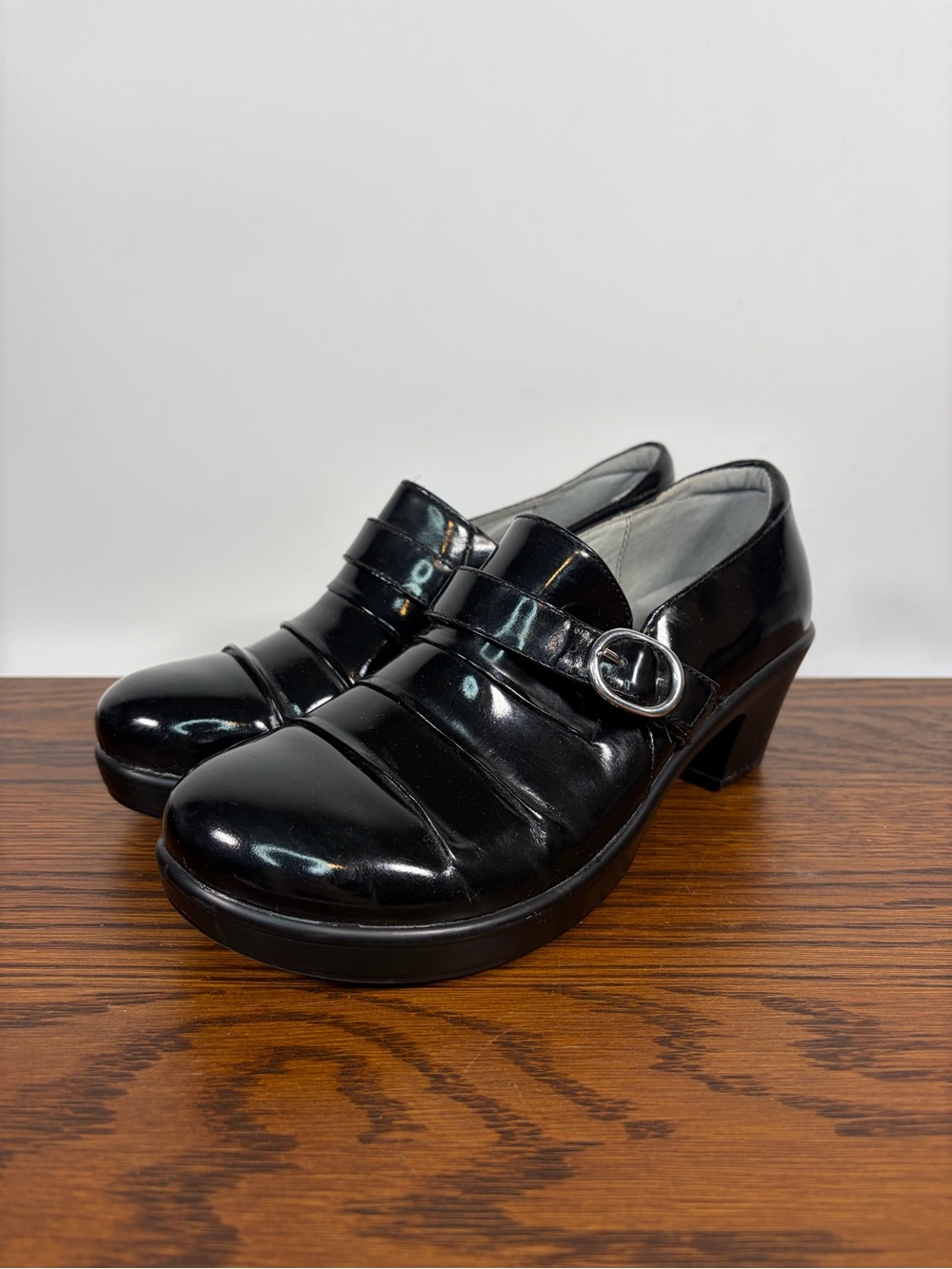 Alegria Hall Black Patent Leather Clogs Flossy Pleated Adjustable Strap Size 37